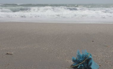 Denizde çöp torbası, sahilde çöp torbası.