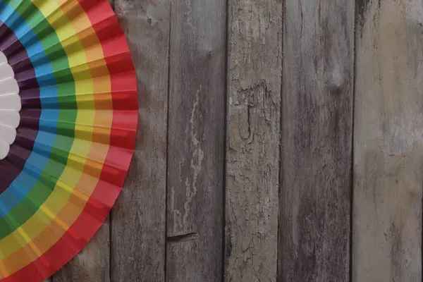 renkli gökkuşağı ve renkli ahşap arkaplan