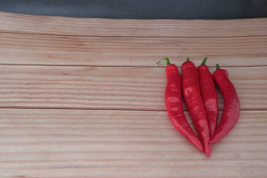 Ahşap tahtada kırmızı acı biber.