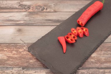 Kırmızı biber ve siyah tahta.