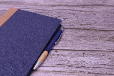 Ahşap arkaplanda boş bir defter