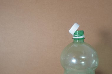 Beyaz yüzeyi kapaklı plastik bir şişe.