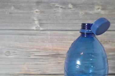 Su etiketli mavi su şişesi