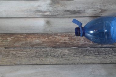 Eski ahşap duvardaki eski mavi fener