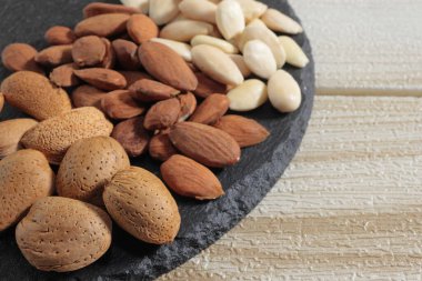 Tahta bir masada fındık ve badem..