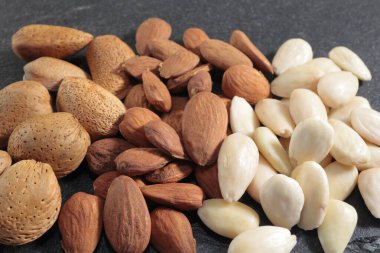 Beyaz arka planda fıstıklar ve fıstıklar.