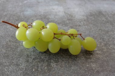 Ahşap arka planda yeşil üzümler