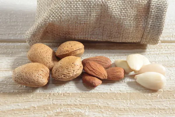 Ahşap arka planda farklı fındık türleri, üst görünüm