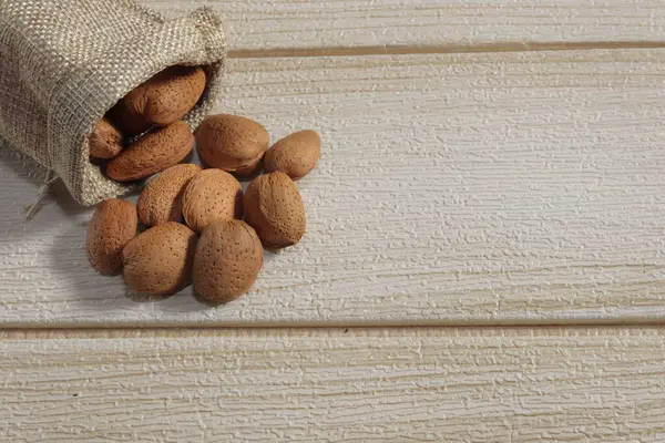 Ahşap zemin üzerindeki bademler