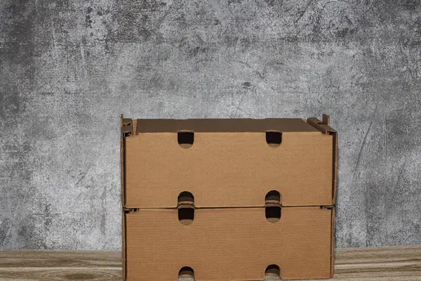 karton kutu masanın üstünde.