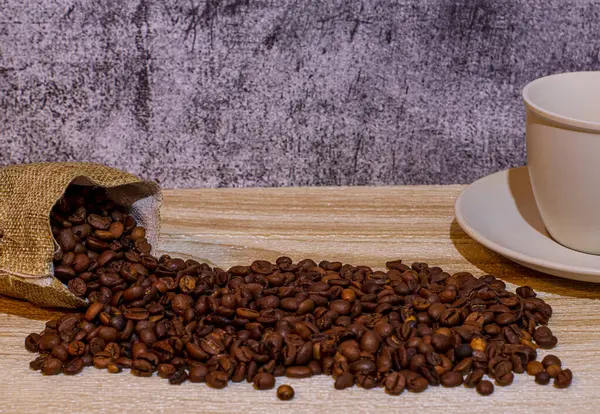 Bir fincan kahve ve fasulye.