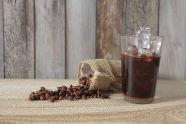 kahve ve bir bardak süt ahşap bir masada