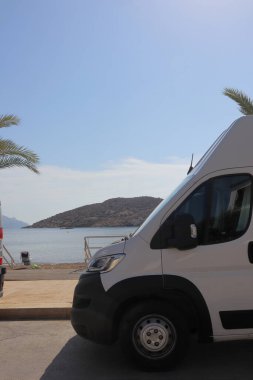 Deniz kıyısındaki araba.