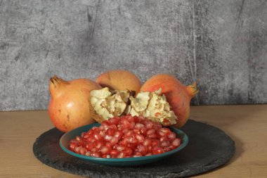 Tahta masadaki kırmızı sulu nar tabağında. yüksek kaliteli fotoğraf