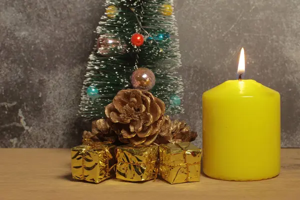 Noel ağacı, mum ve süslemeler