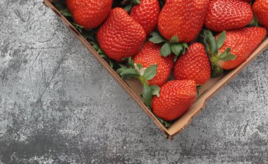 kalp şeklinde çilekli kutu..