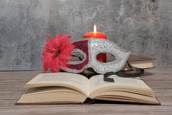 Karnaval maskesi, kırmızı tüy ve siyah masada boncuklar.