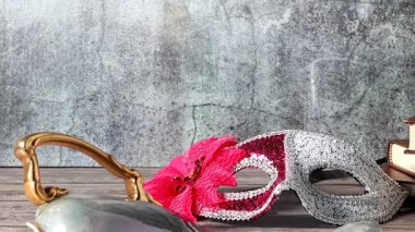 Ahşap arka planda kırmızı fiyonklu karnaval maskesi