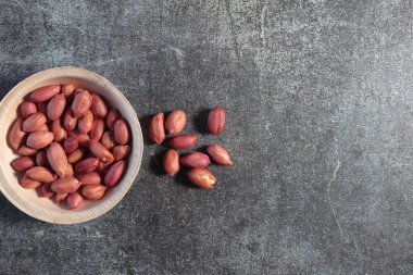 Gri arka planda bir kase kırmızı fasulye. en üstteki görünüm