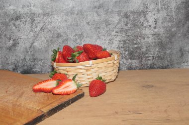 Çilek ve ahşap bir arka planda bir kase