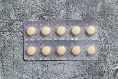 Haplar, hap paketleri, haplar, kapsüller ve tabletler siyah bir masada. ilaç, ilaç.