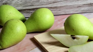 Masada taze armutlar