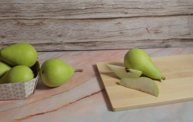 Tahta masada taze armut ve elma.