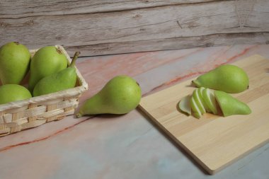 Taze olgun armutlar masaya yakın.