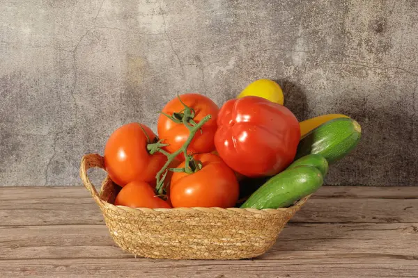 Bir kasede taze sebzeler.