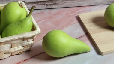 Mutfakta beyaz bir masada armutlar..