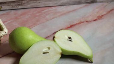 Dilimlenmiş elmalı taze yeşil elma. yüksek kaliteli fotoğraf
