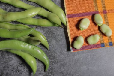 Ahşap arka planda taze yeşil fasulyeler.