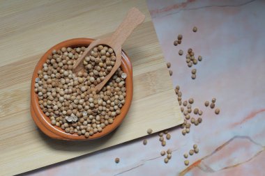 Tahtasında tahta kaşık olan bir kase karabuğday.