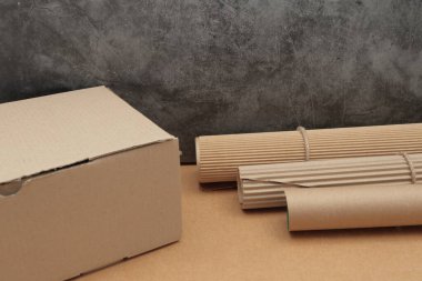 Masadaki karton kutular..