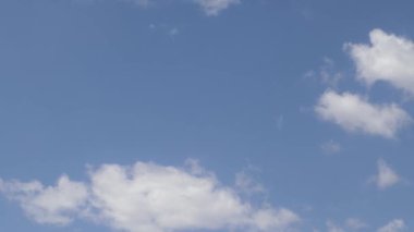 Beyaz bulutlu mavi gökyüzü arkaplanı