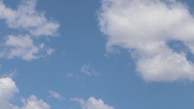 Parlak mavi gökyüzünde beyaz bulutlar