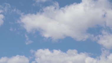 Gökyüzünde beyaz bulutlar, doğa arka planı.