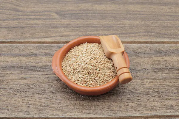 Kase içinde çiğ kinoa.