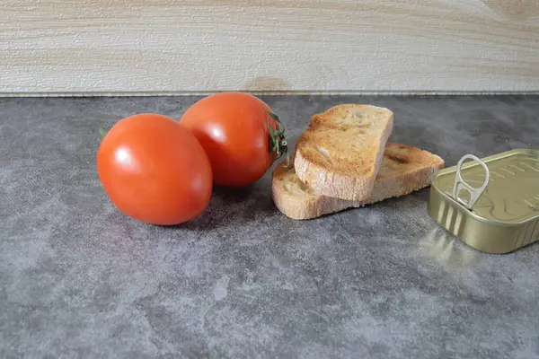 Taze domates ve makarnanın yüksek açılı çekimi.