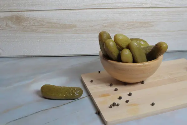 Salatalık turşusu ve yeşil fasulye.