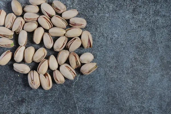 telif alanı ile ahşap zemin üzerinde fındık ve badem, üst görünüm