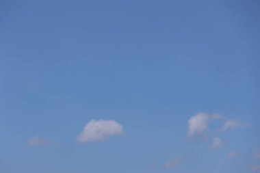 Mavi gökyüzü beyaz bulutlu, güzel gökyüzü