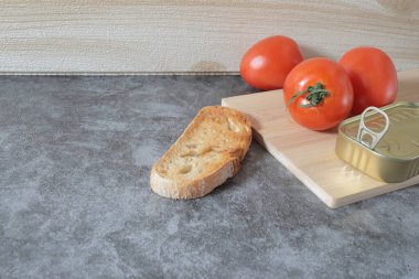 Bir tabak taze domates ve biberiyeli bir masada sarımsak. yüksek kaliteli fotoğraf