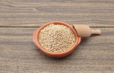 Tahta masadaki çiğ kinoalı kase.