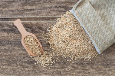 Karabuğday homurdanır ve kaşık