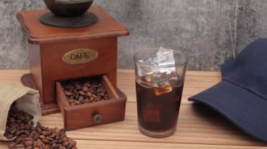 Bir bardak kahve ve bir fincan sade kahve..