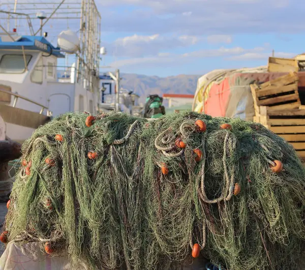 Teknede balık ağlarına
