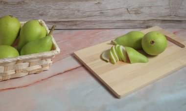 Tahta bir masada, olgun kırmızı elmalar.