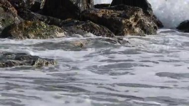 İsrail 'in kuzeyindeki bir denizin dalgaları