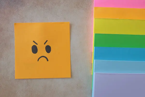 Metnin için boş çıkartmalarla renklendirilmiş yapışkan not